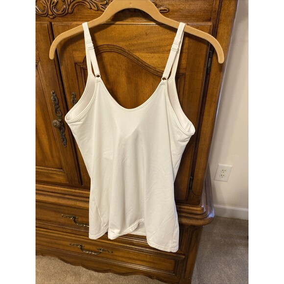 Women’s White Flexees XXL Tank With Built In Bra - Picture 2 of 3